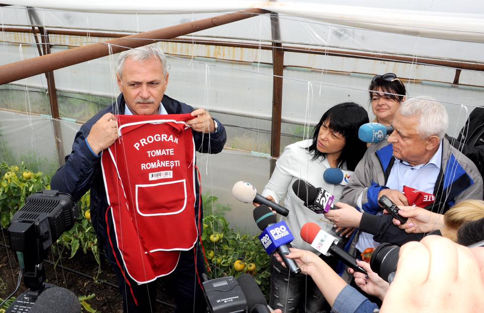 Moda verii in pietele din Romania: Sortuletul rosu, designeri Petre Daea&Liviu Dragnea, PSD