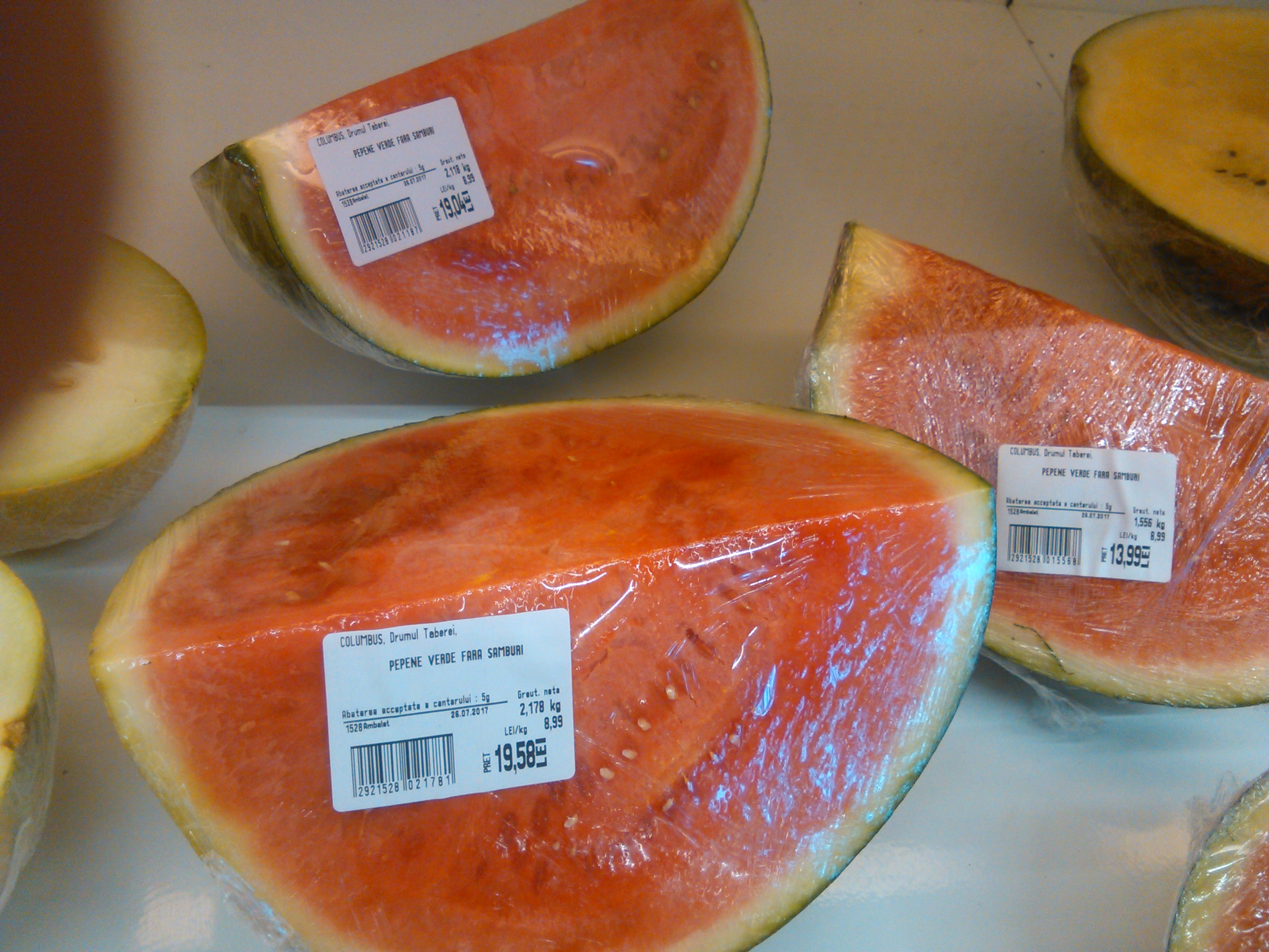 Noua moda in supermarket: Pepenele fara samburi. Se vinde la felie si costa 8,99 lei/kg