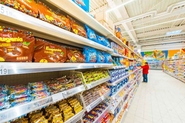 Studiu: Opt din zece romani (81,9%) isi fac cumparaturile de la hypermarket