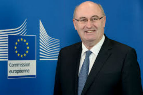 Comisarul european Phil Hogan promite ajutor financiar pentru fermierii afectati de pesta porcina africana