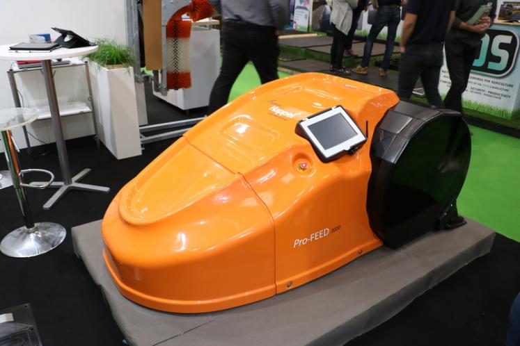 Pro-Feed 2020, robotul care impinge automat furajele