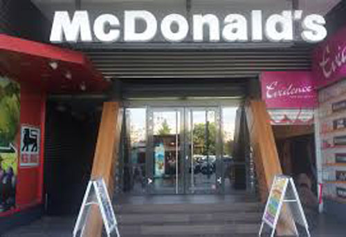 McDonald’s isi aduce salariati din Sri Lanka