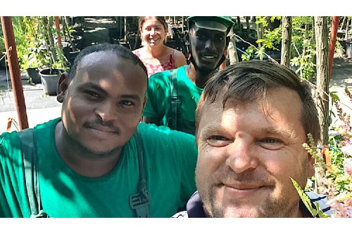 Tinerii sudanezi muncesc pe campuri in locul romanilor. Mirajul strainatatii